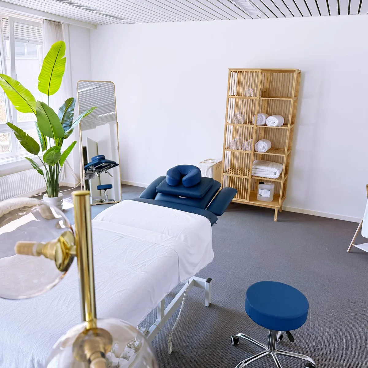 Empfangsbereich mit Tageslicht und Sitzgelegenheit – Massage Zentrum Baden